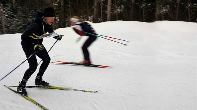 Bild som visar två skidorienterare som åker
skidor. Foto: Ola Lindström