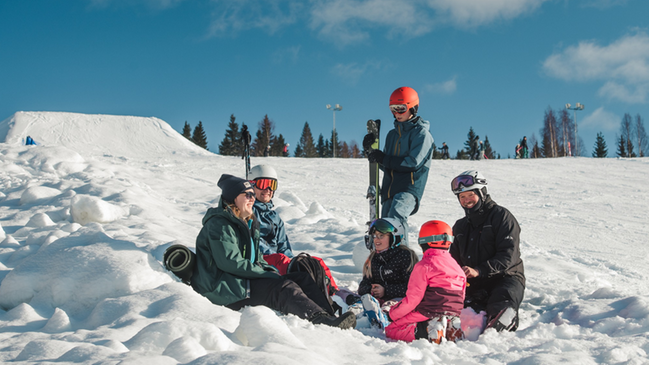 Bild som visar en familj som sitter i en solgrop snön i
Sidsjöbacken i Sundsvall. Foto: Destination Sundsvall
