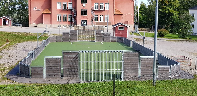 Svartviks multiarena med grön konstgräs och sarg runt arenan vid Svartviks skola.